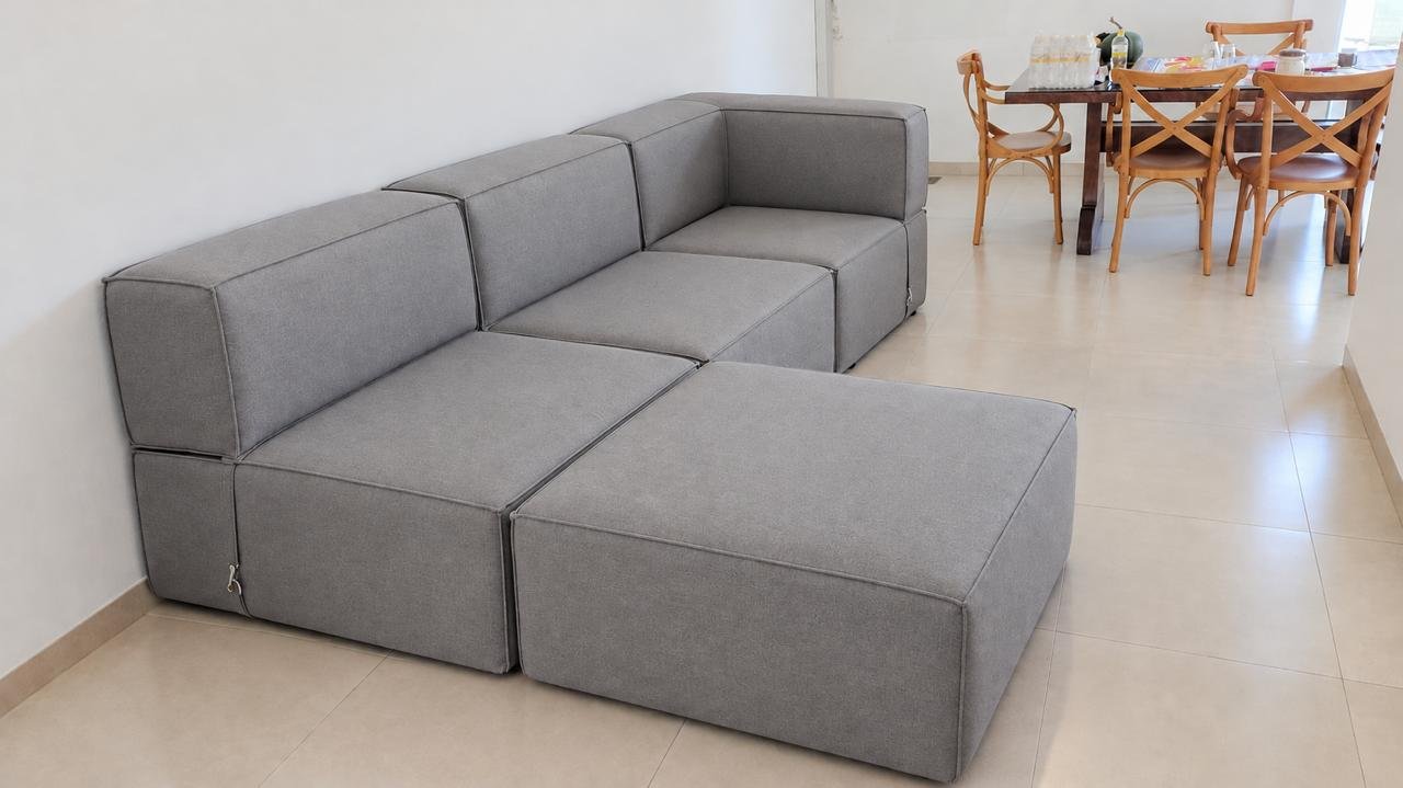 Sofá modular cinza com puff